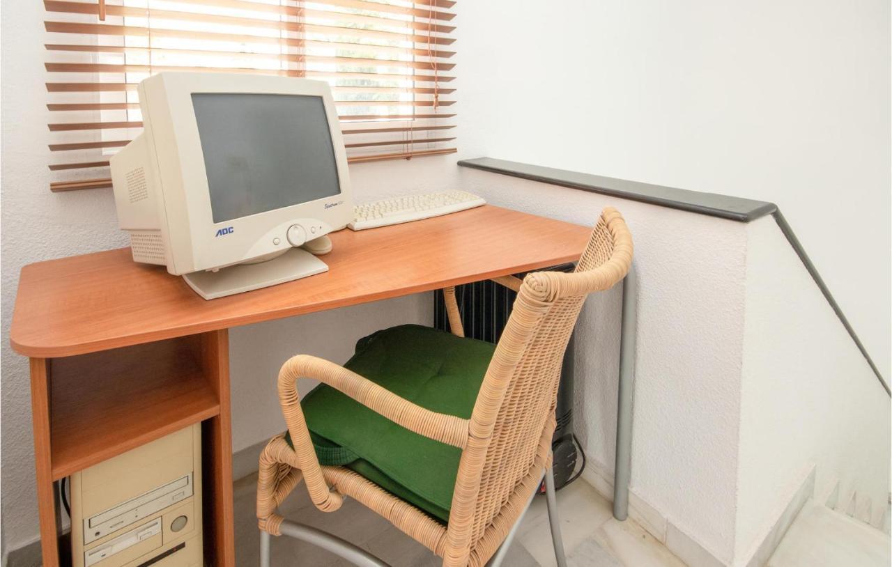 Nice Apartment In Mijas Costa With Kitchen フエンヒロラ エクステリア 写真